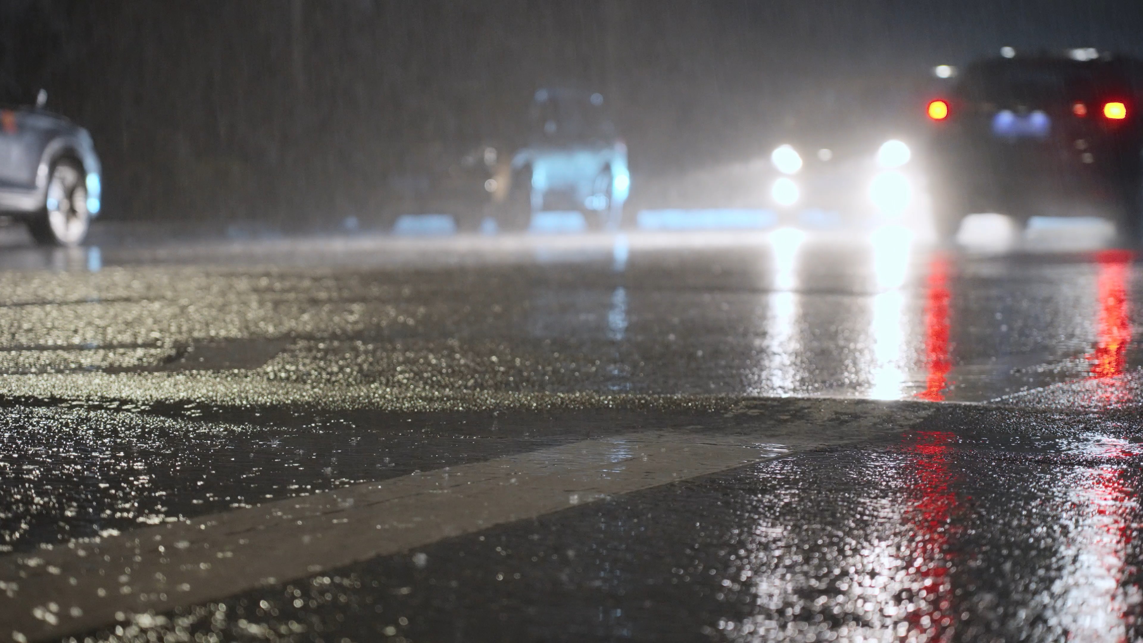 4k夜晚街道暴雨中行驶的汽车实拍视频的预览图