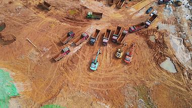 4K航拍建筑工程施工现场挖掘机货车视频的预览图