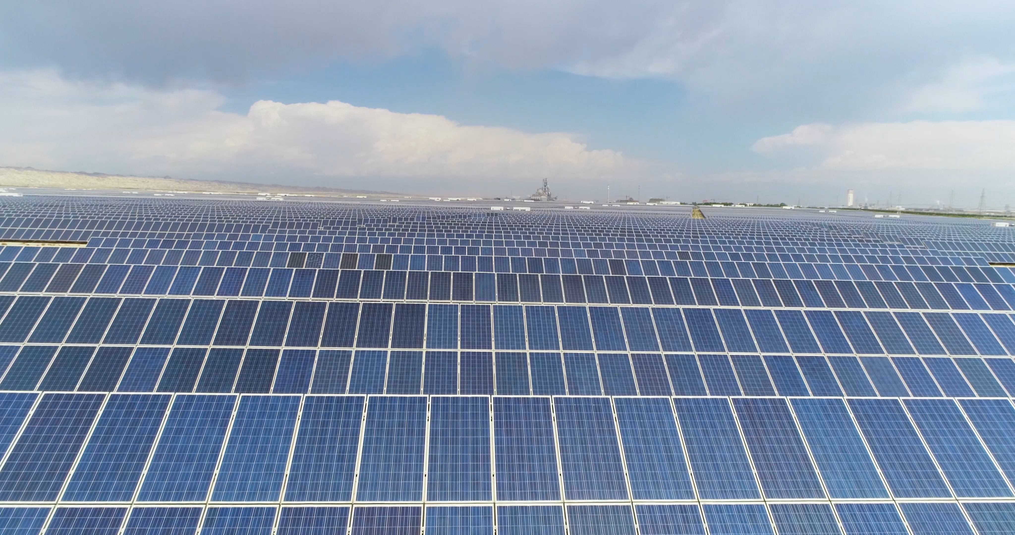 新能源太阳能板4K航拍视频的预览图