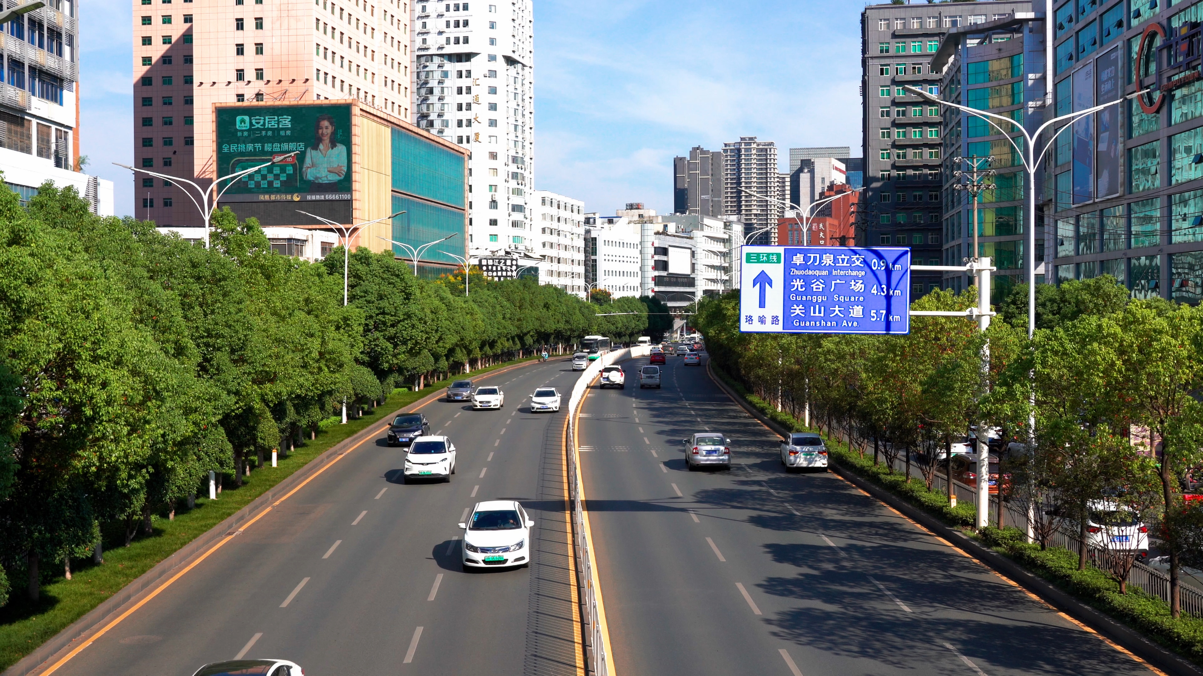 4K武汉城市交通车流出行街道实拍视频视频的预览图
