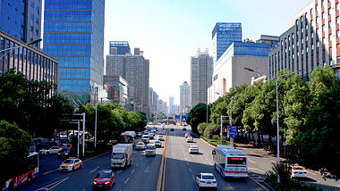 4K武汉城市交通车流街道口实拍视频视频的预览图
