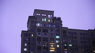 4k高层住宅夜晚打雷闪电阴森空镜实拍视频的预览图