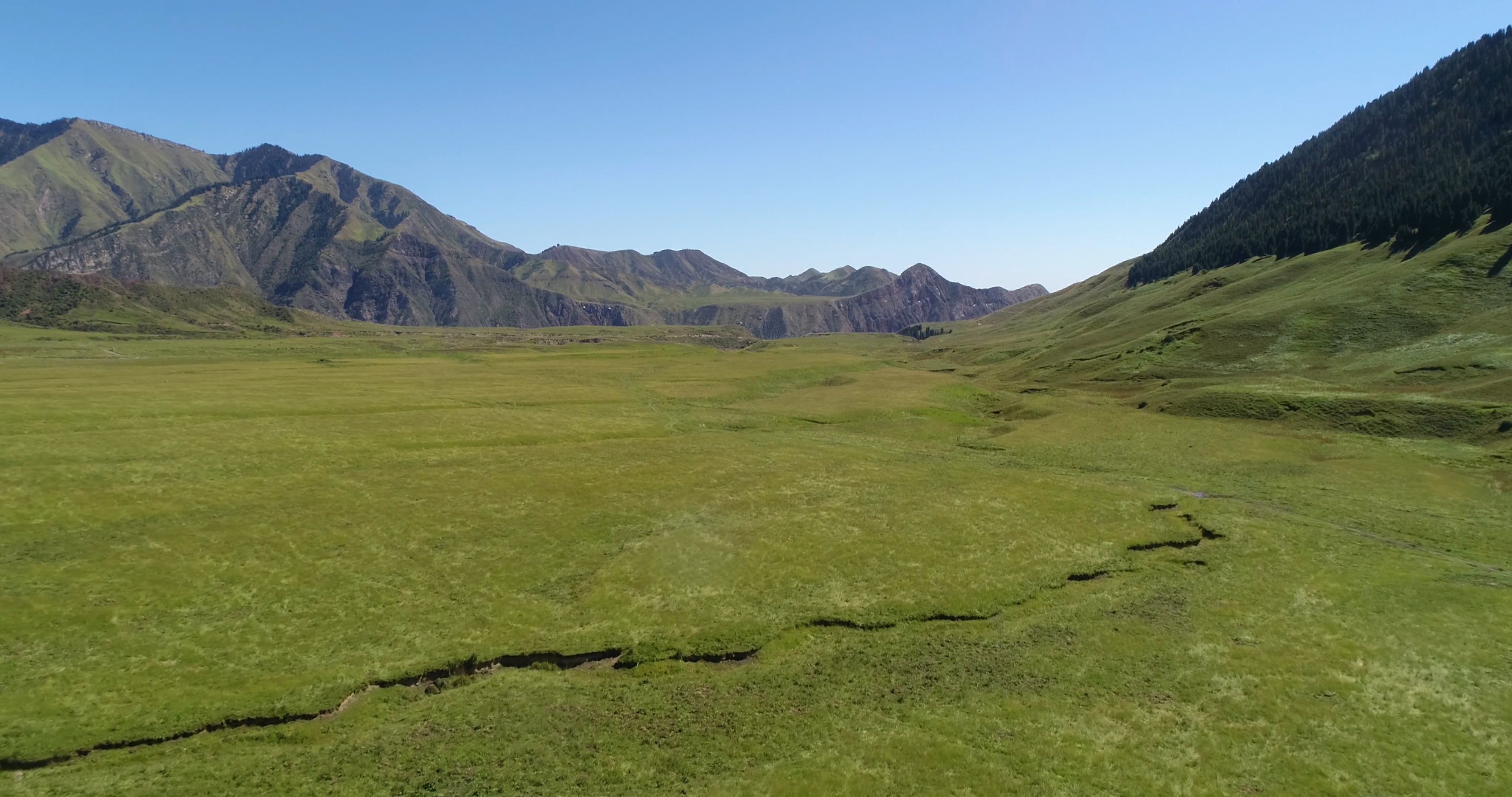 高海拔草原山脉4K航拍视频的预览图