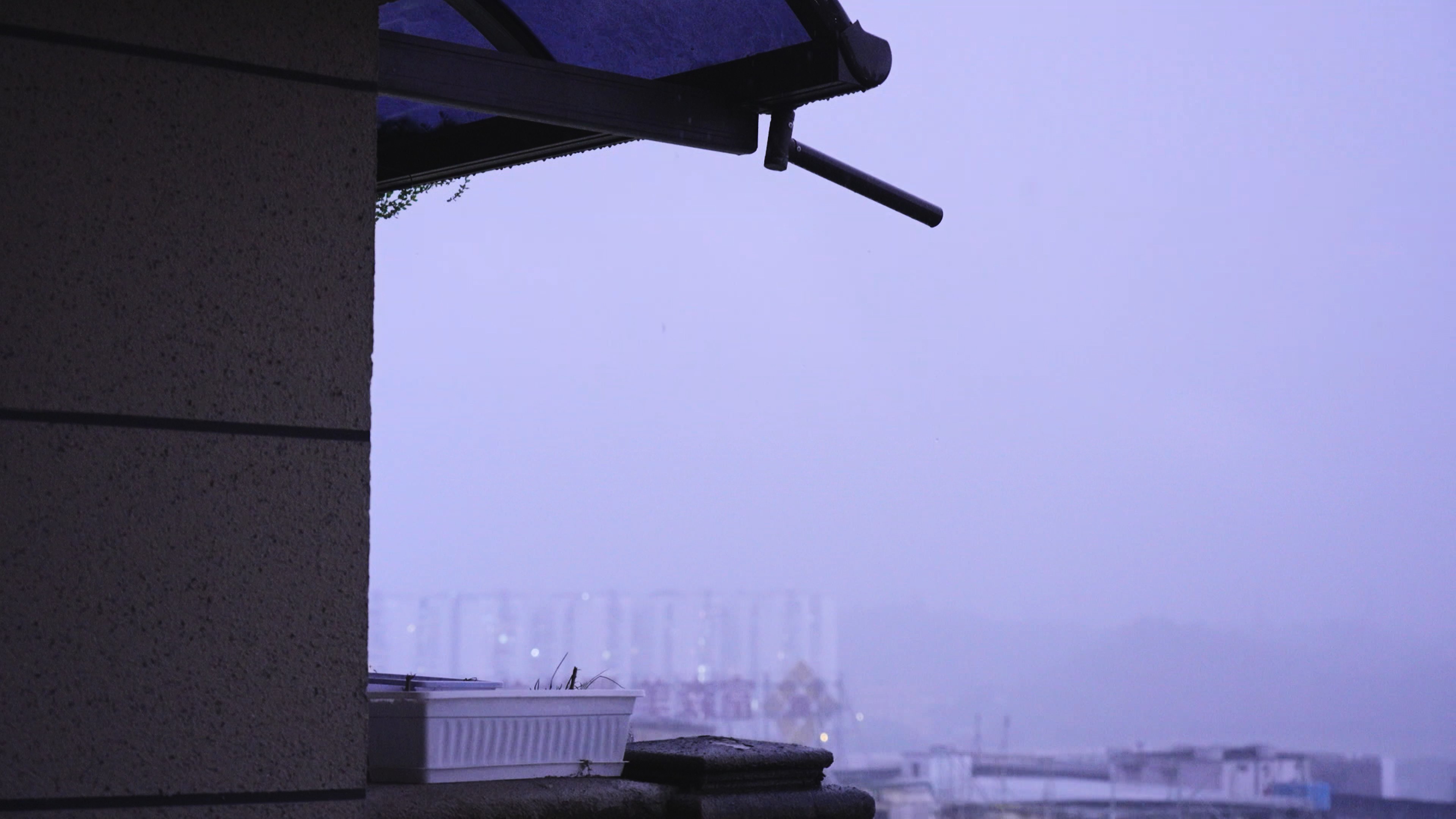 4k阳台打雷闪电下雨阴森气氛空镜实拍视频的预览图