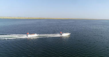 游船在湖面行驶4K航拍视频的预览图