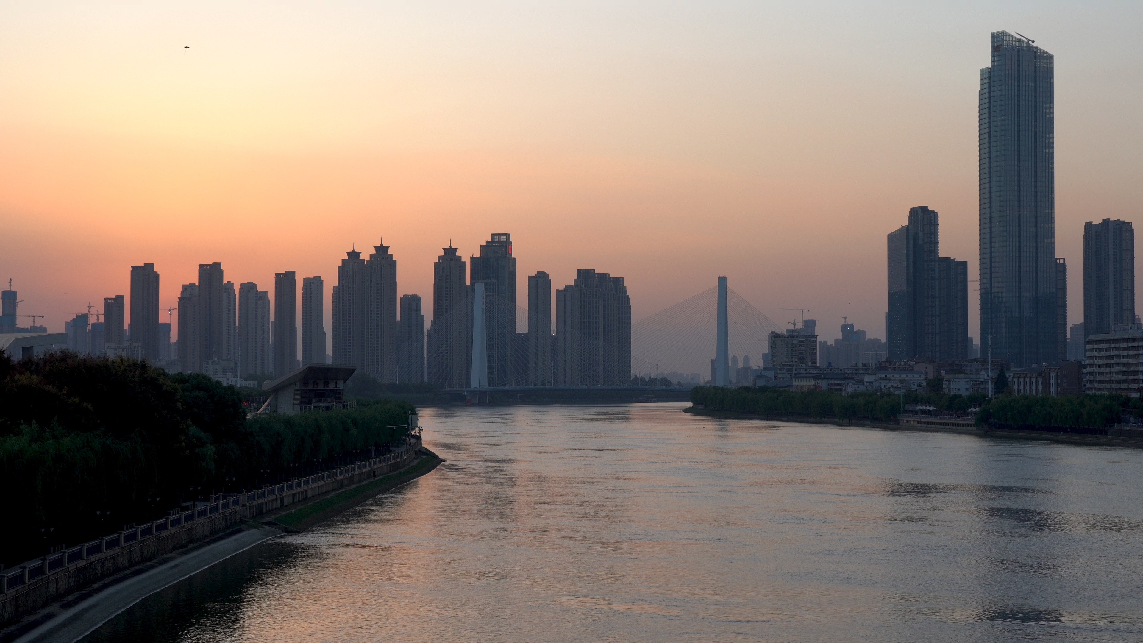 4K武汉城市地标汉江日落夕阳实拍视频视频的预览图