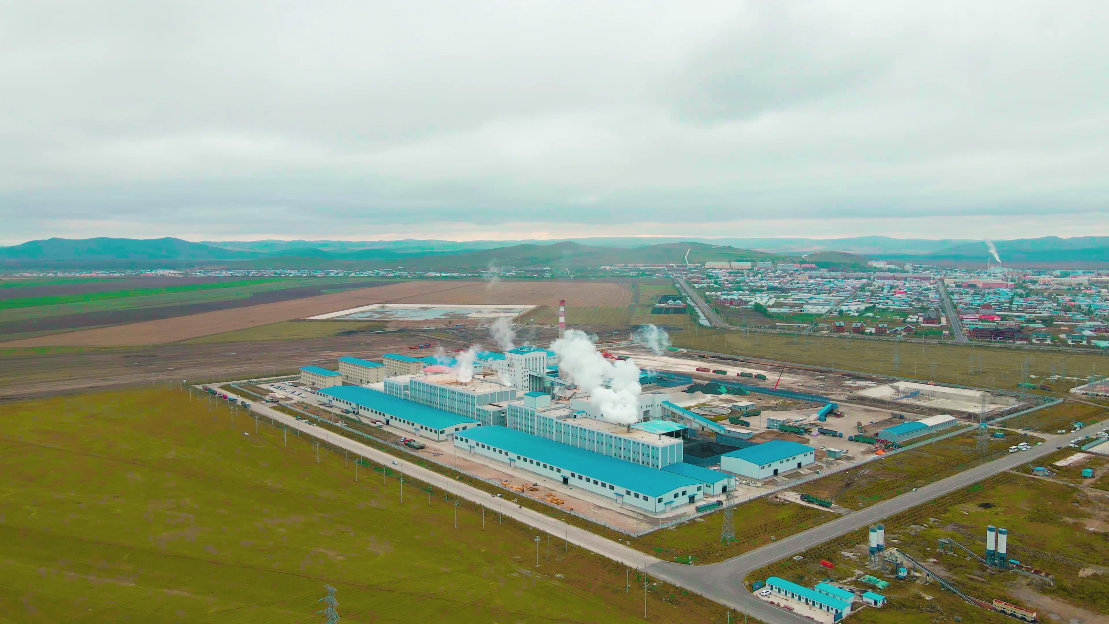 4k航拍工厂废气排放环保碳交易类视频视频的预览图