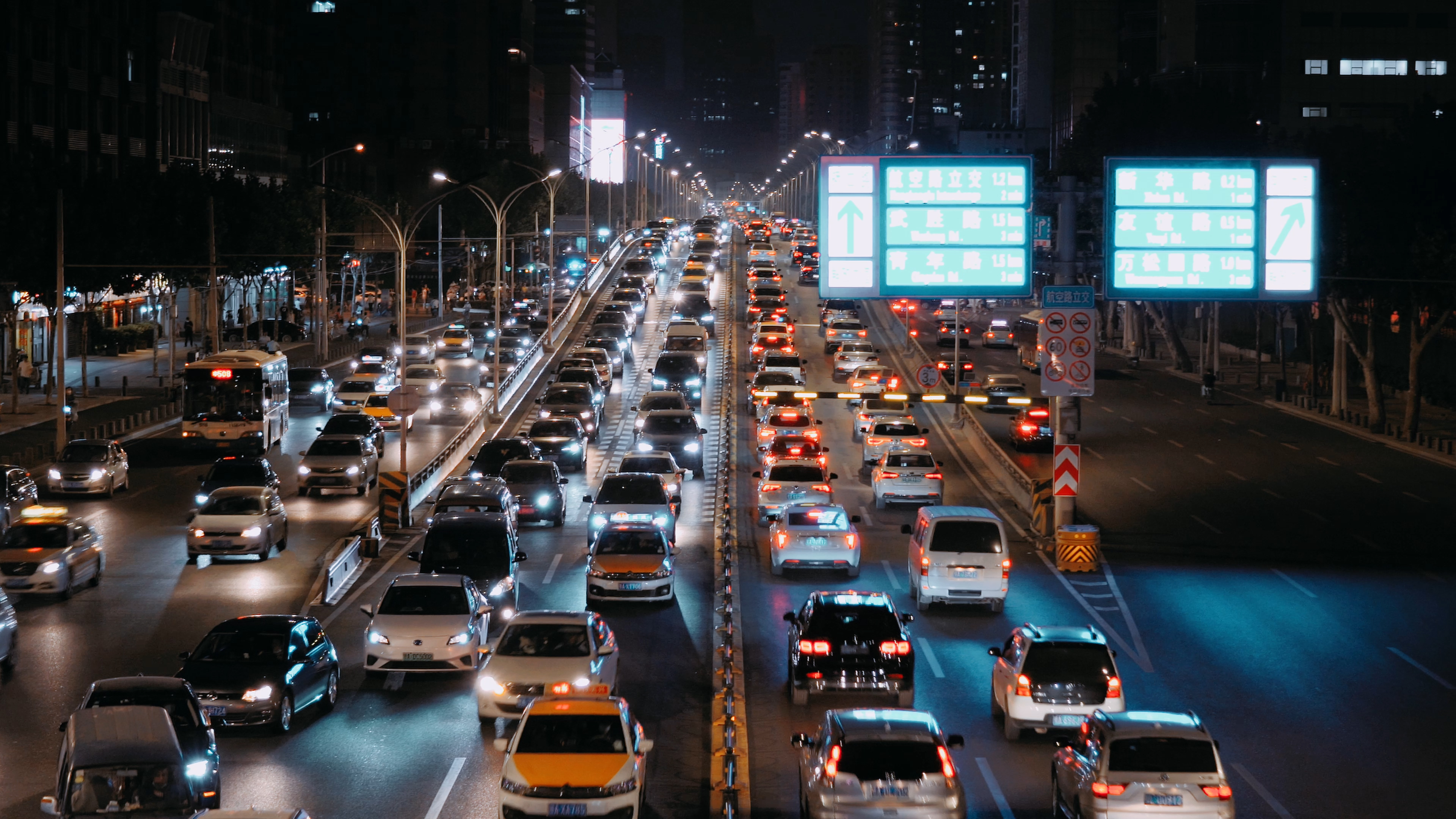 4K武汉城市交通车水马龙夜景实拍视频视频的预览图