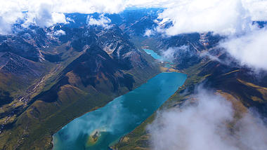 4K航拍青海高原山脉湖泊自然风光视频的预览图