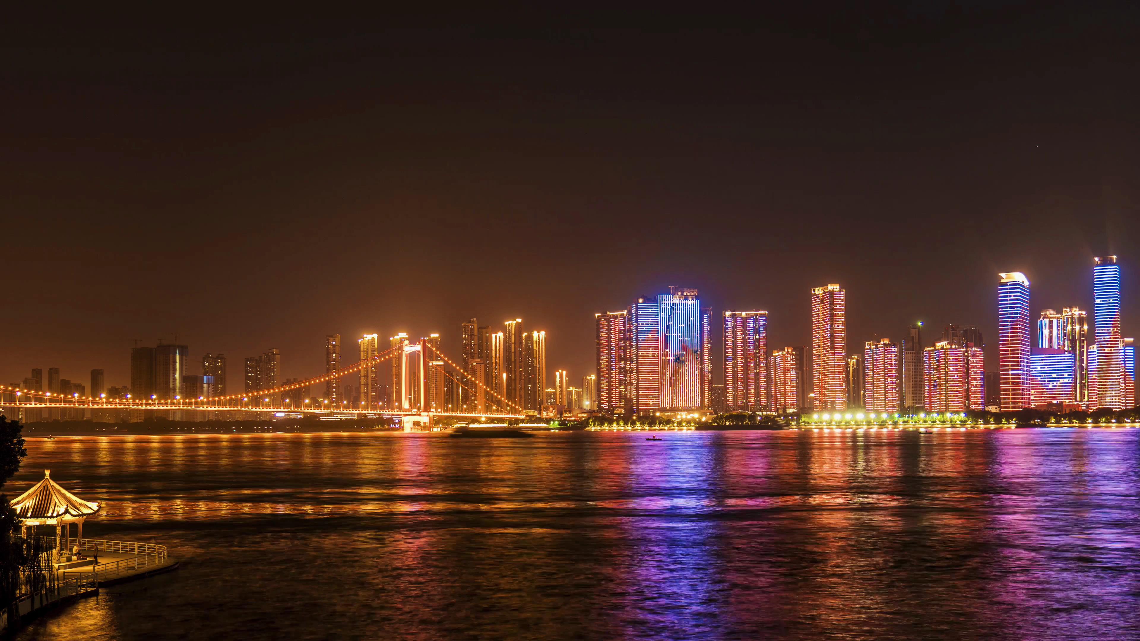 4K实拍武汉夜景鹦鹉洲长江大桥夜景视频的预览图