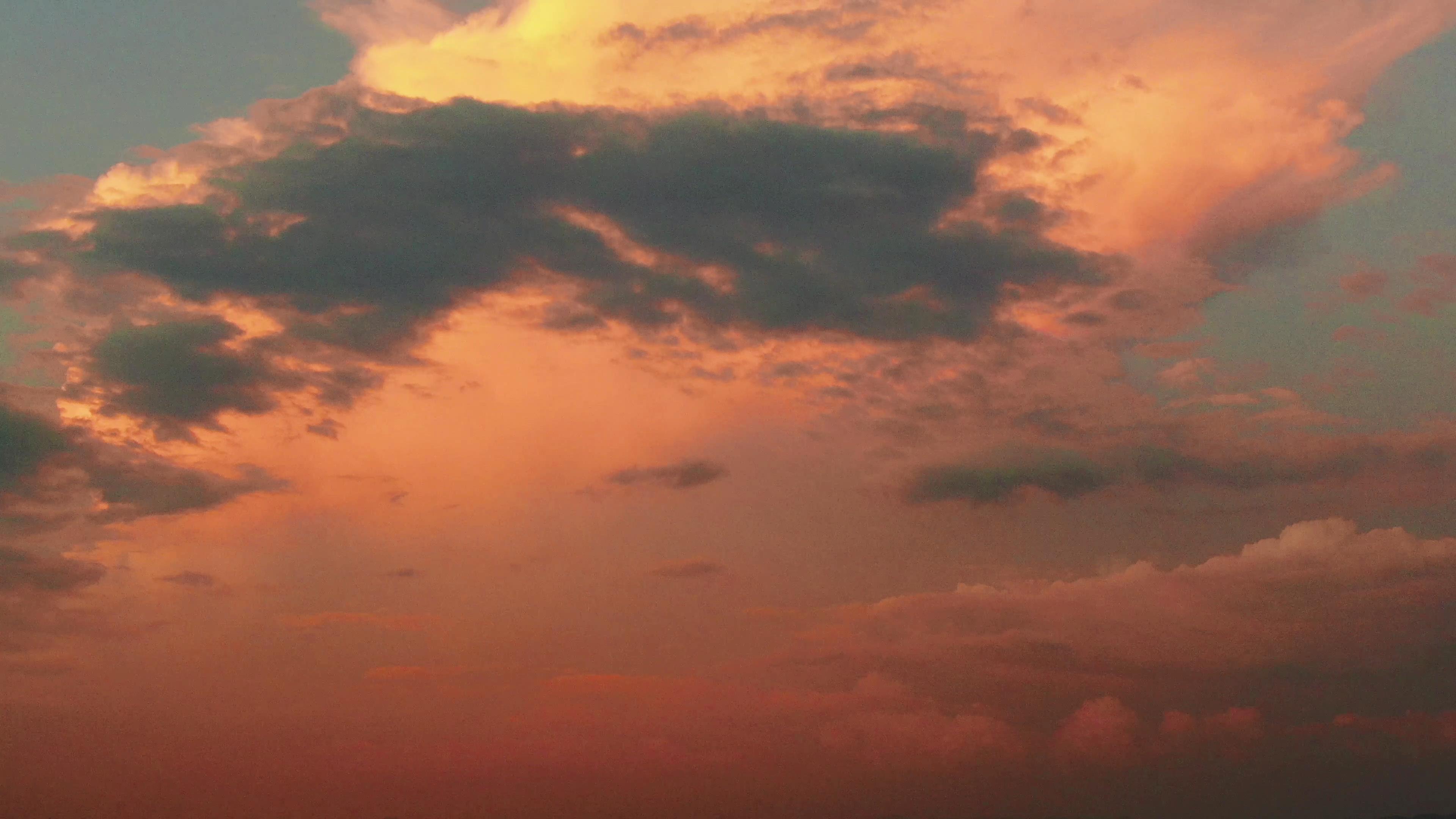 4K航拍傍晚火烧云自然风光视频的预览图