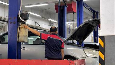 4K拍摄汽车修理厂修车场景视频的预览图