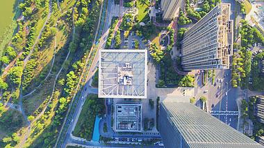 4K俯拍城市高楼商务建筑视频的预览图
