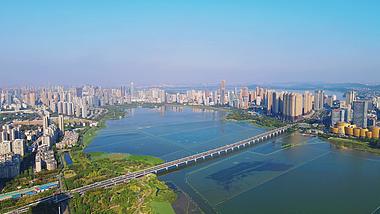 4K航拍湖北武汉乌梅沙湖大桥交通视频的预览图