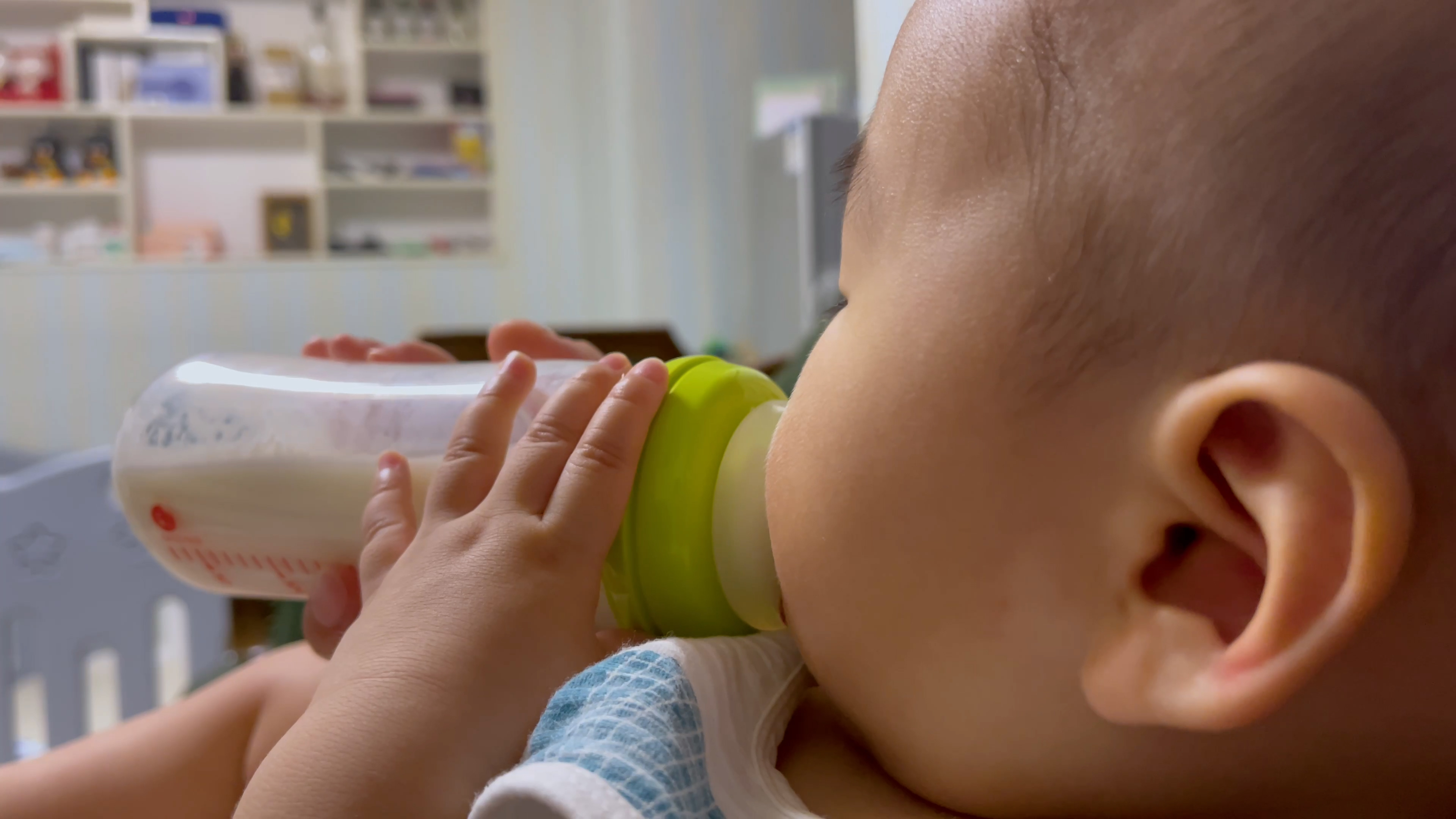 4k实拍宝宝拿着奶瓶喝奶视频的预览图