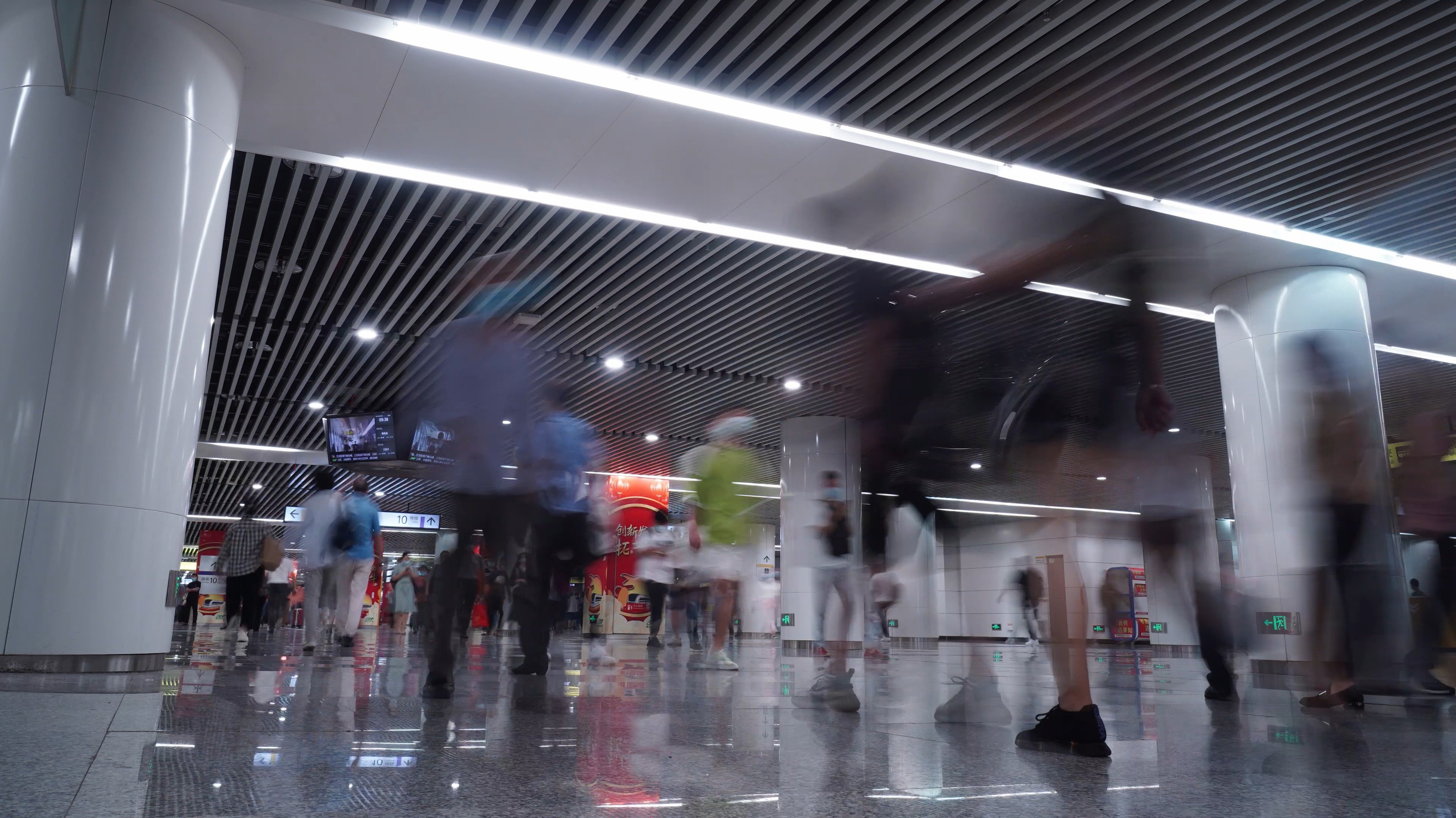 4k地铁站内早高峰人潮汹涌人流延时摄影视频的预览图