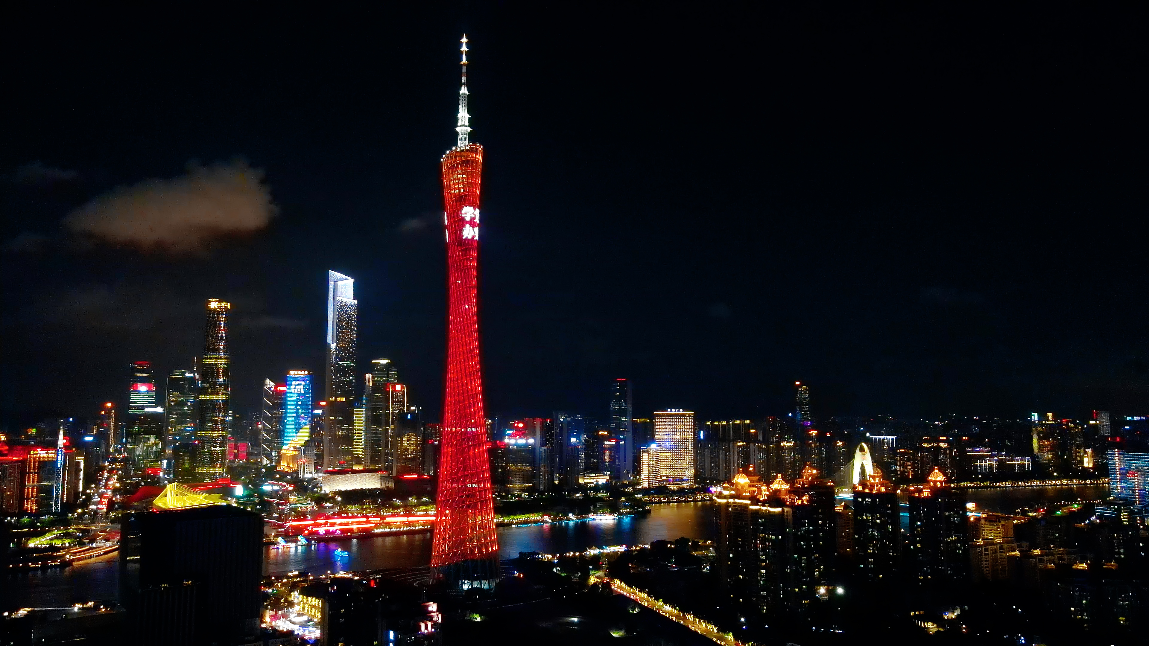 4K大气航拍广州珠江新城地标城市灯光秀视频的预览图