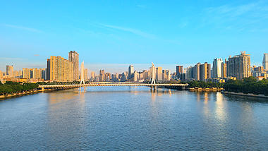 4K震撼航拍广州珠江海印大桥蓝天视频的预览图