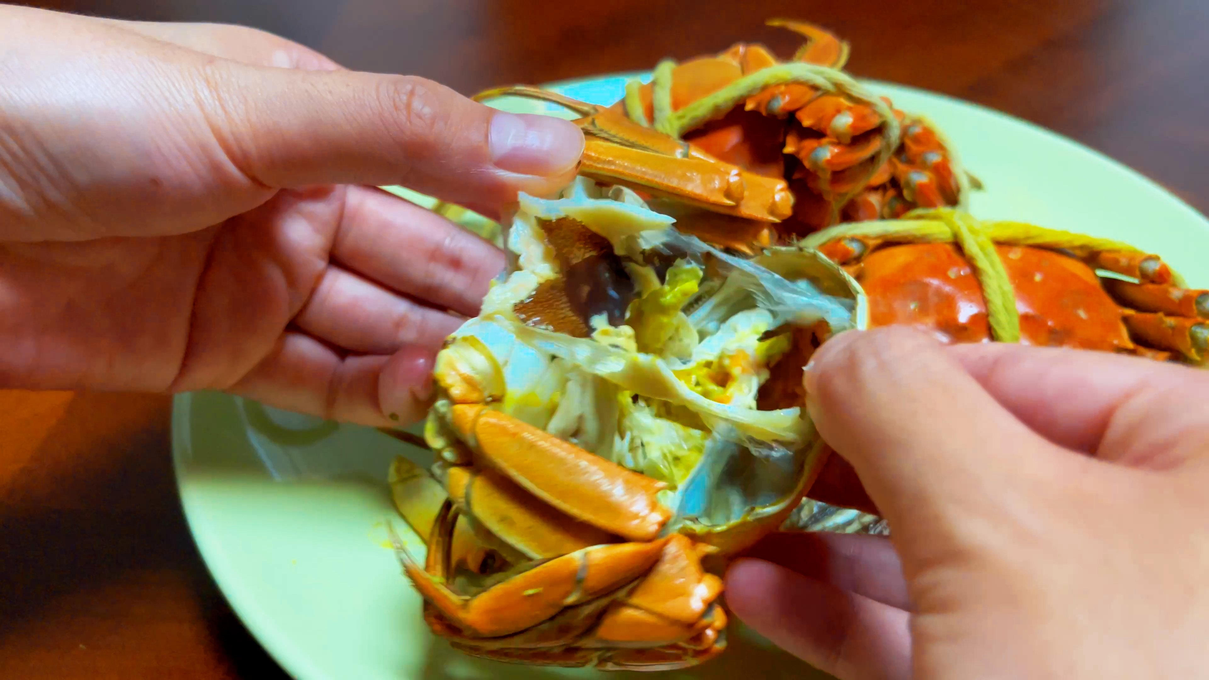 4k实拍中秋吃螃蟹剥螃蟹视频的预览图