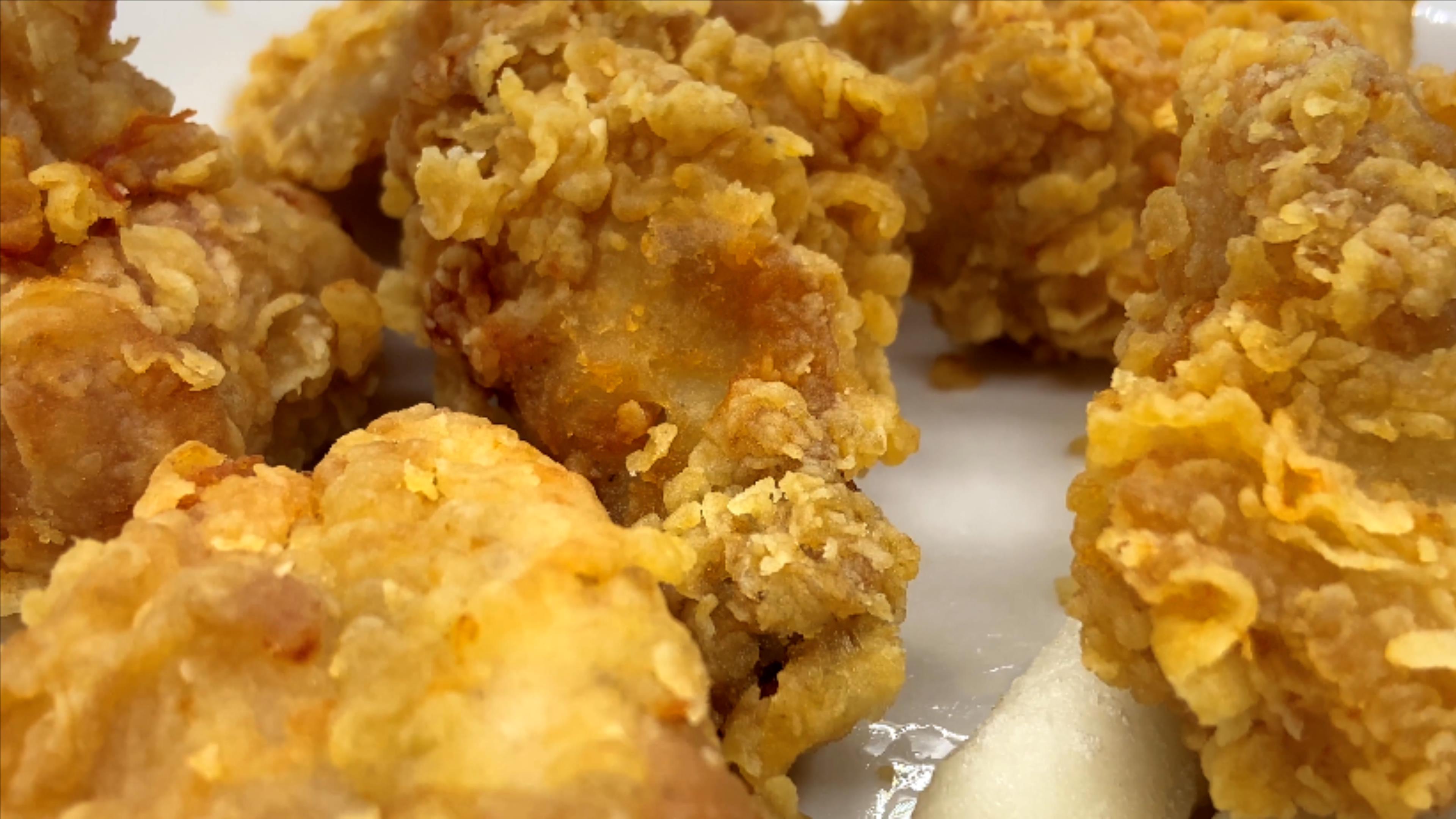 4K实拍炸鸡鸡块油炸食品美食小吃视频的预览图