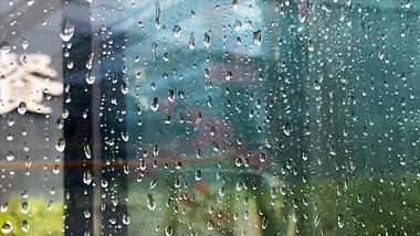4K实拍自然风景下雨雨水打在玻璃上意境视频的预览图