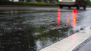 4K实拍下雨天路面积水行车倒影自然意境视频的预览图