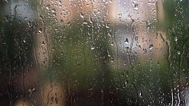4K实拍自然风景雨水打在玻璃上意境视频的预览图