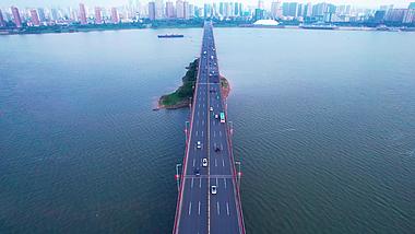5.4k航拍南昌大桥傍晚车流视频的预览图