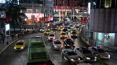 4k城市夜晚密集行驶的汽车堵车车流实拍视频的预览图