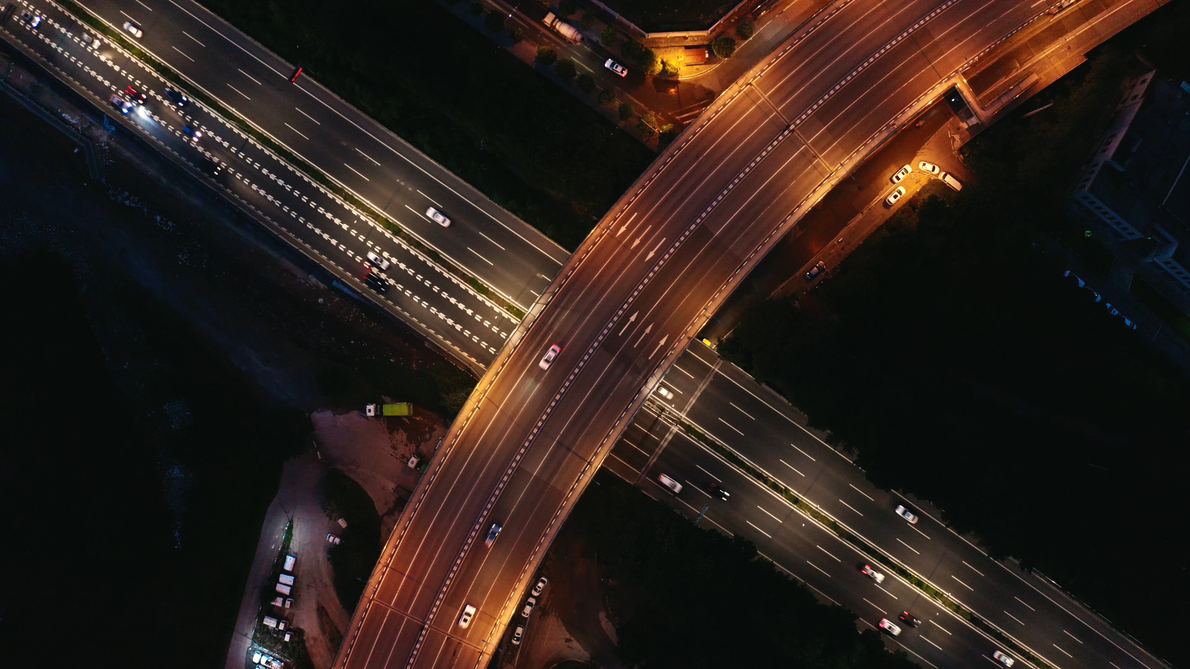 4k航拍俯拍夜晚公路马路行驶的车流视频的预览图
