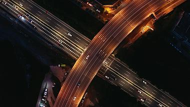4k航拍俯拍夜晚公路马路行驶的车流视频的预览图