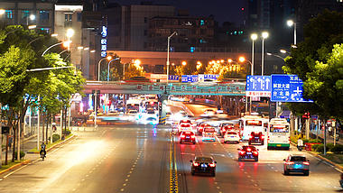 4K武汉城市交通车流航空路夜景实拍视频视频的预览图