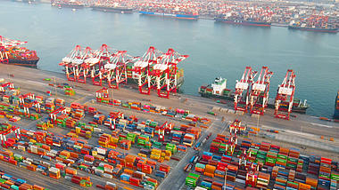 4K航拍港口码头集装箱货轮视频素材视频的预览图