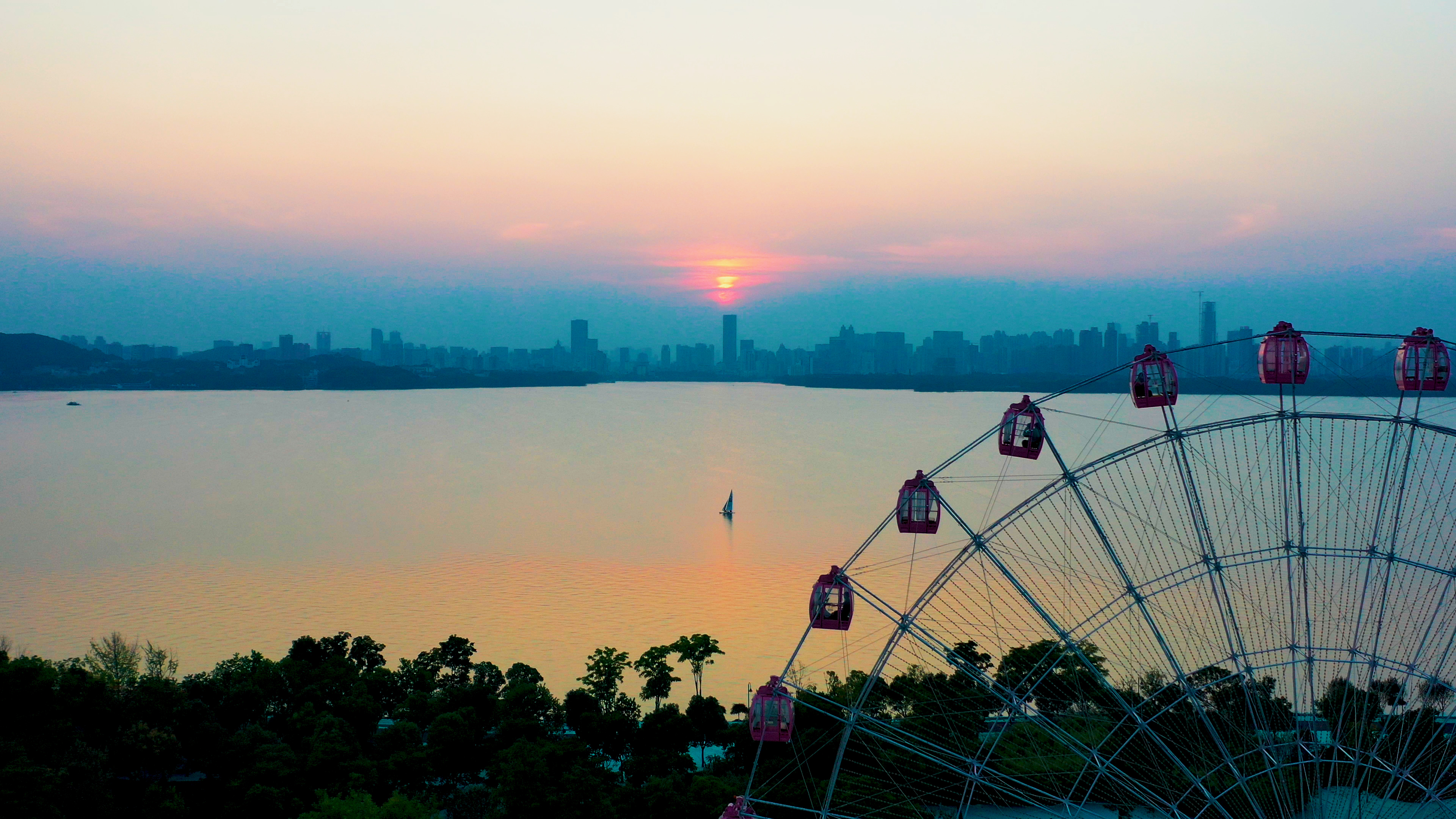 4K武汉城市东湖之眼摩天轮日落实拍视频视频的预览图