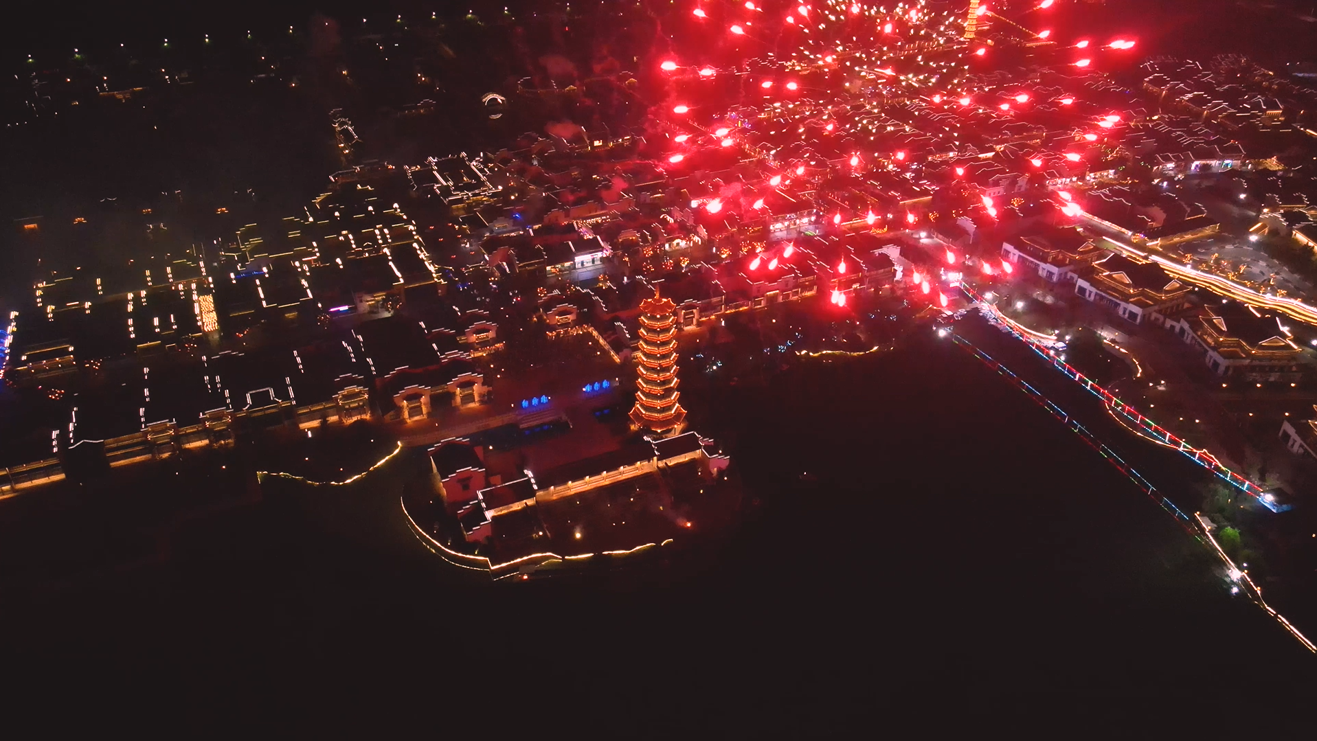 4k航拍广角古镇上空燃放的烟花视频的预览图