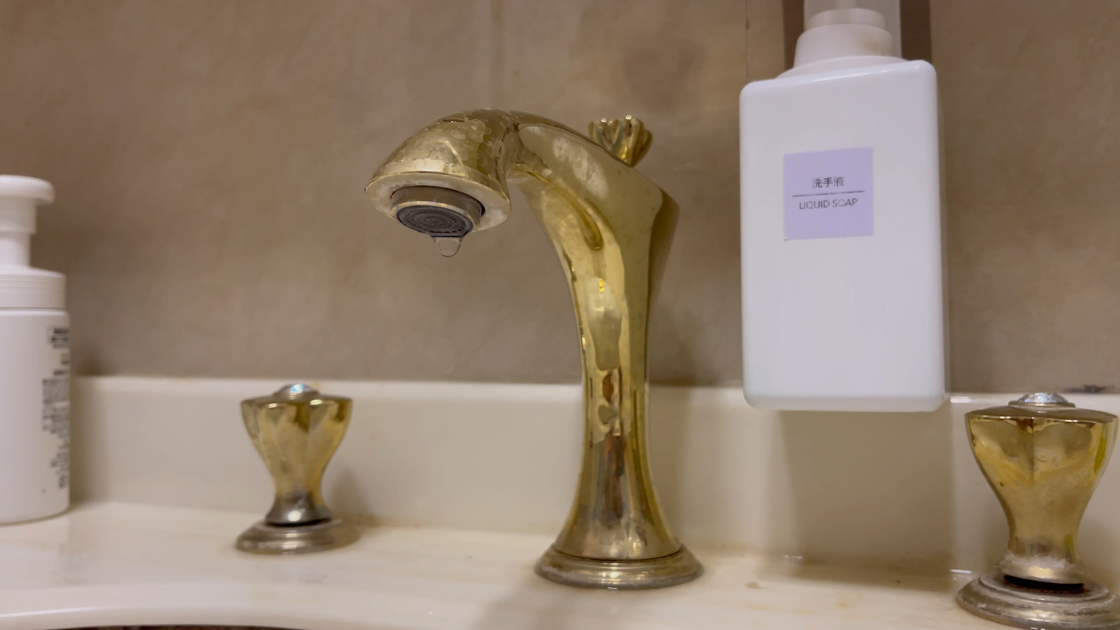 4k实拍洗手间水龙头滴水视频的预览图