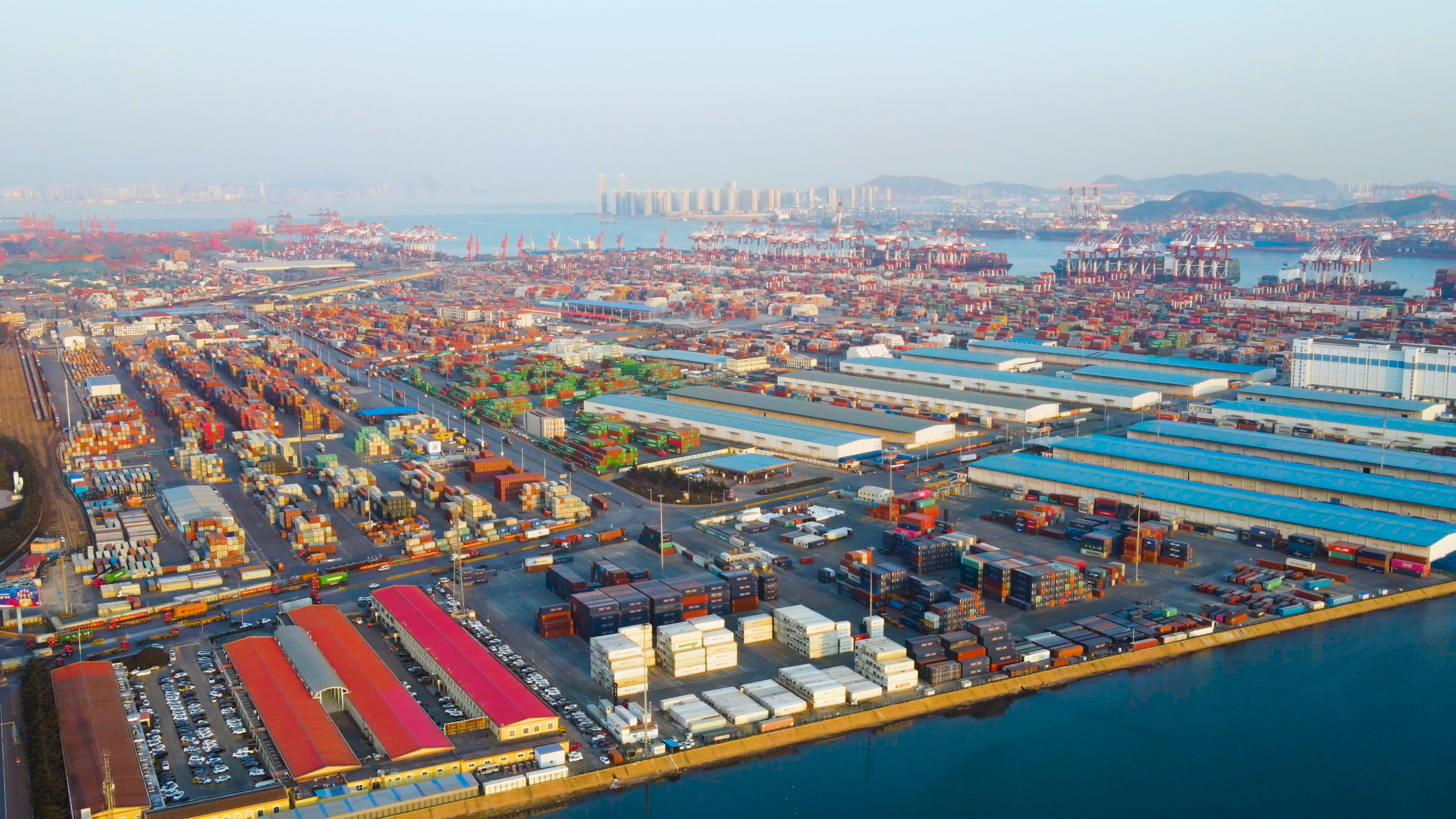 4K航拍港口码头全貌俯拍集装箱视频的预览图