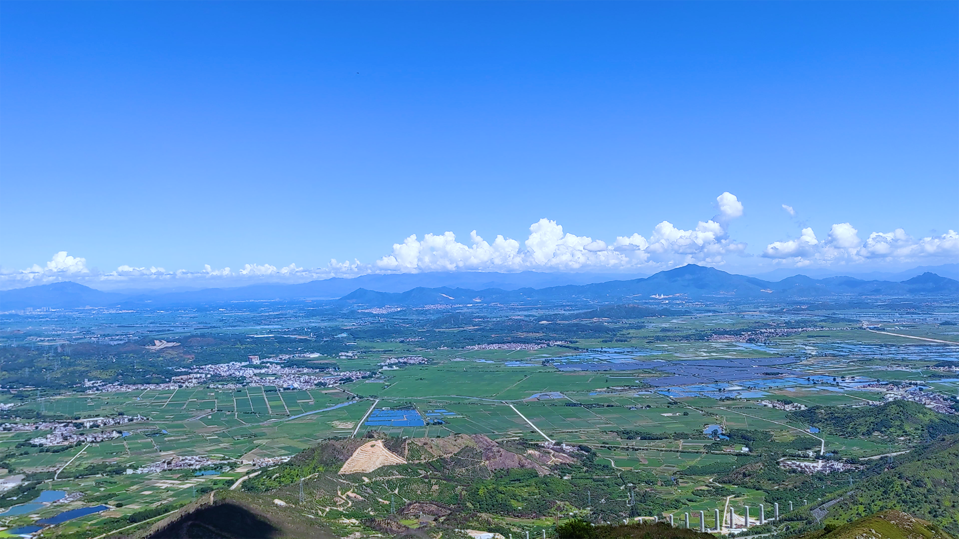 4K山顶俯视稻田实拍延时视频视频的预览图