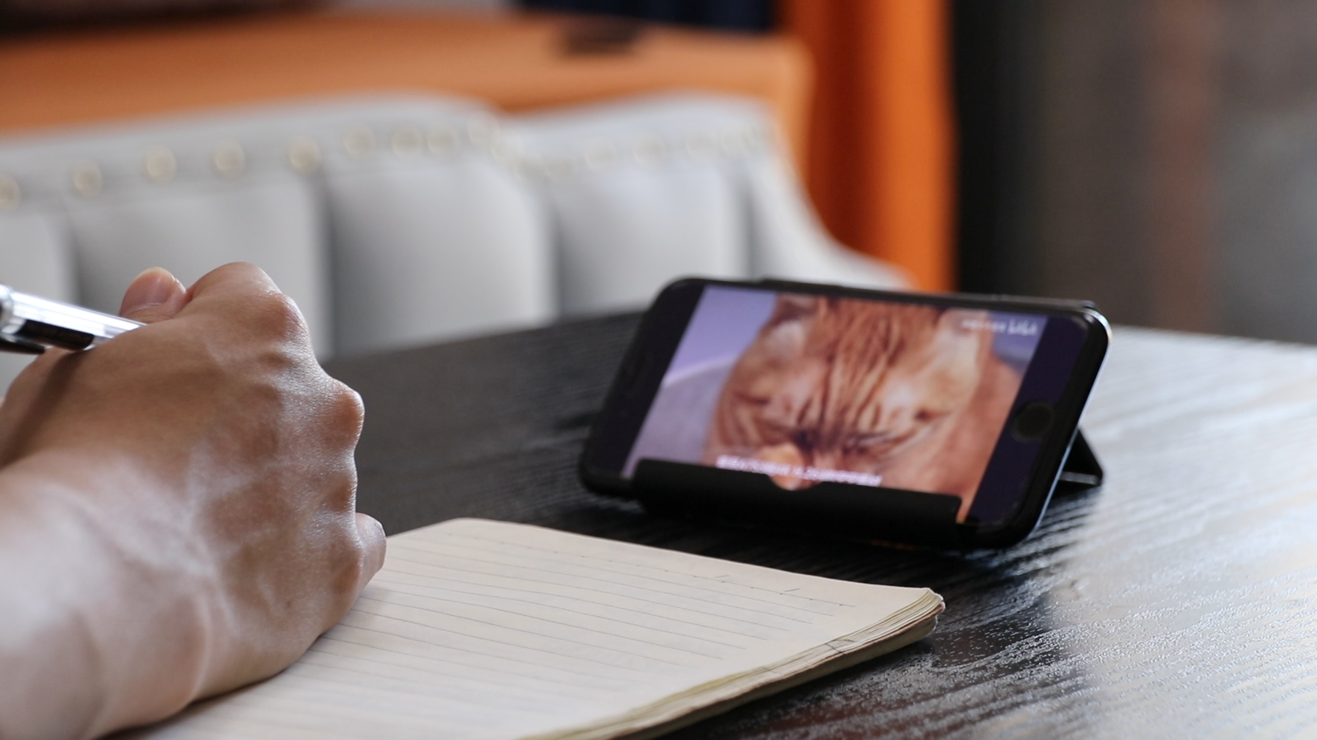 1080p实拍人物有手机看视频学习视频的预览图