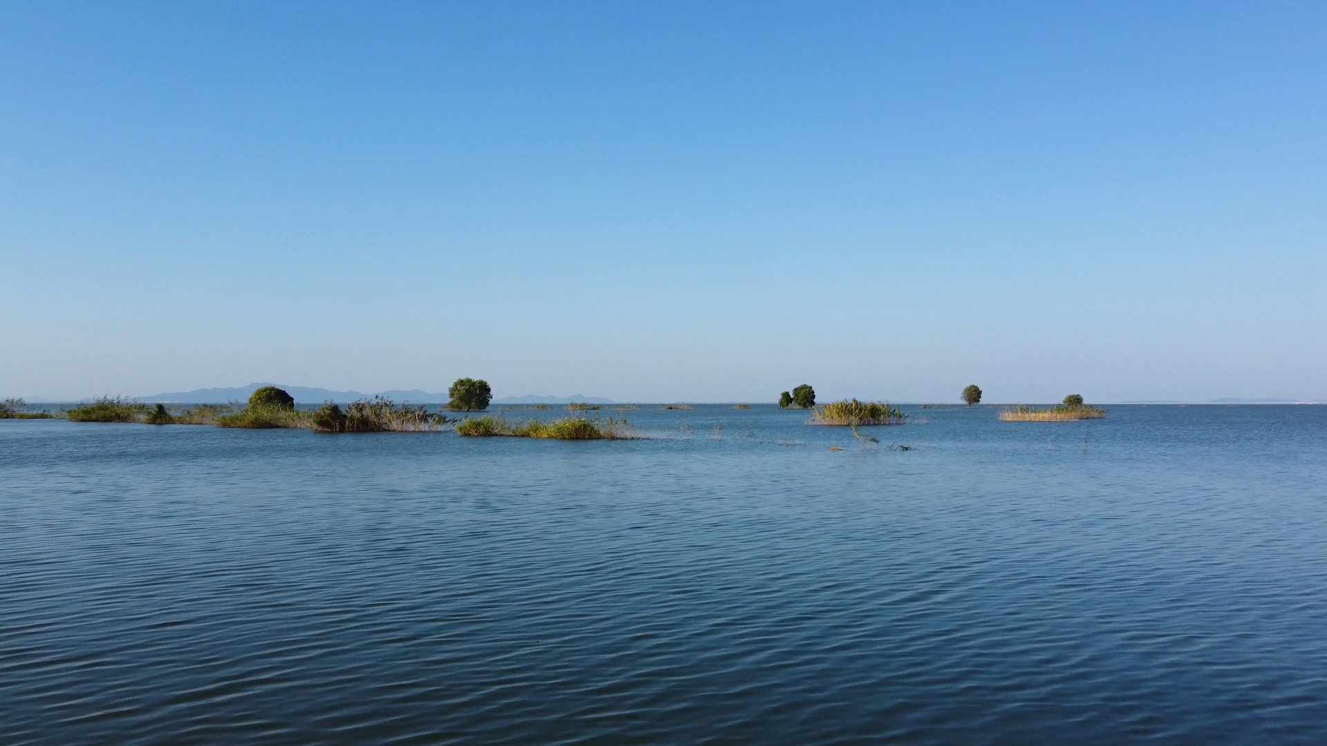 4k航拍石臼湖蓝色水面视频的预览图