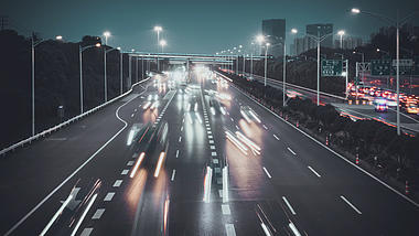 4k航拍南京城市夜间行驶的车流视频的预览图