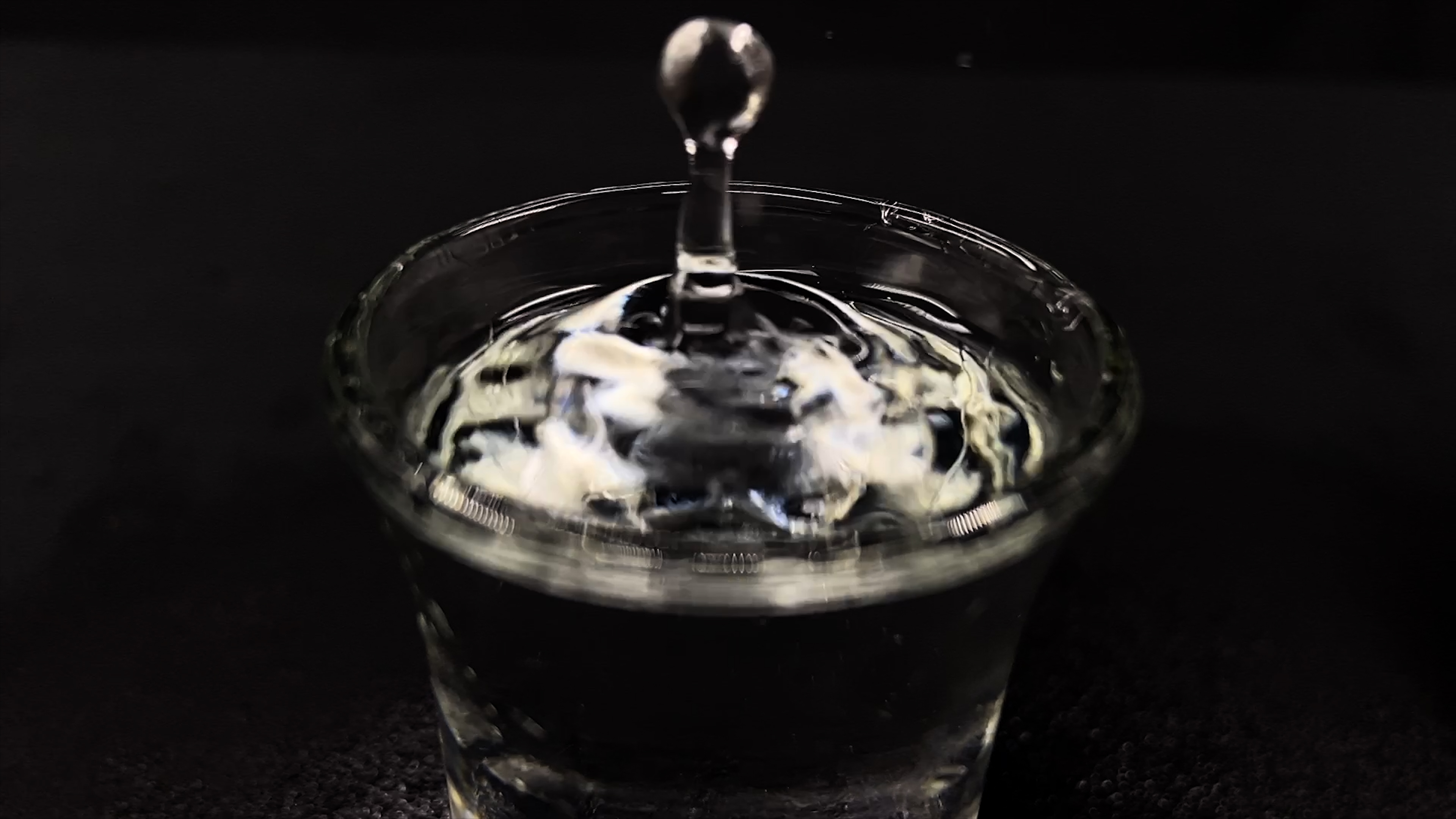 4K实拍白酒溅起水滴慢动作视频的预览图