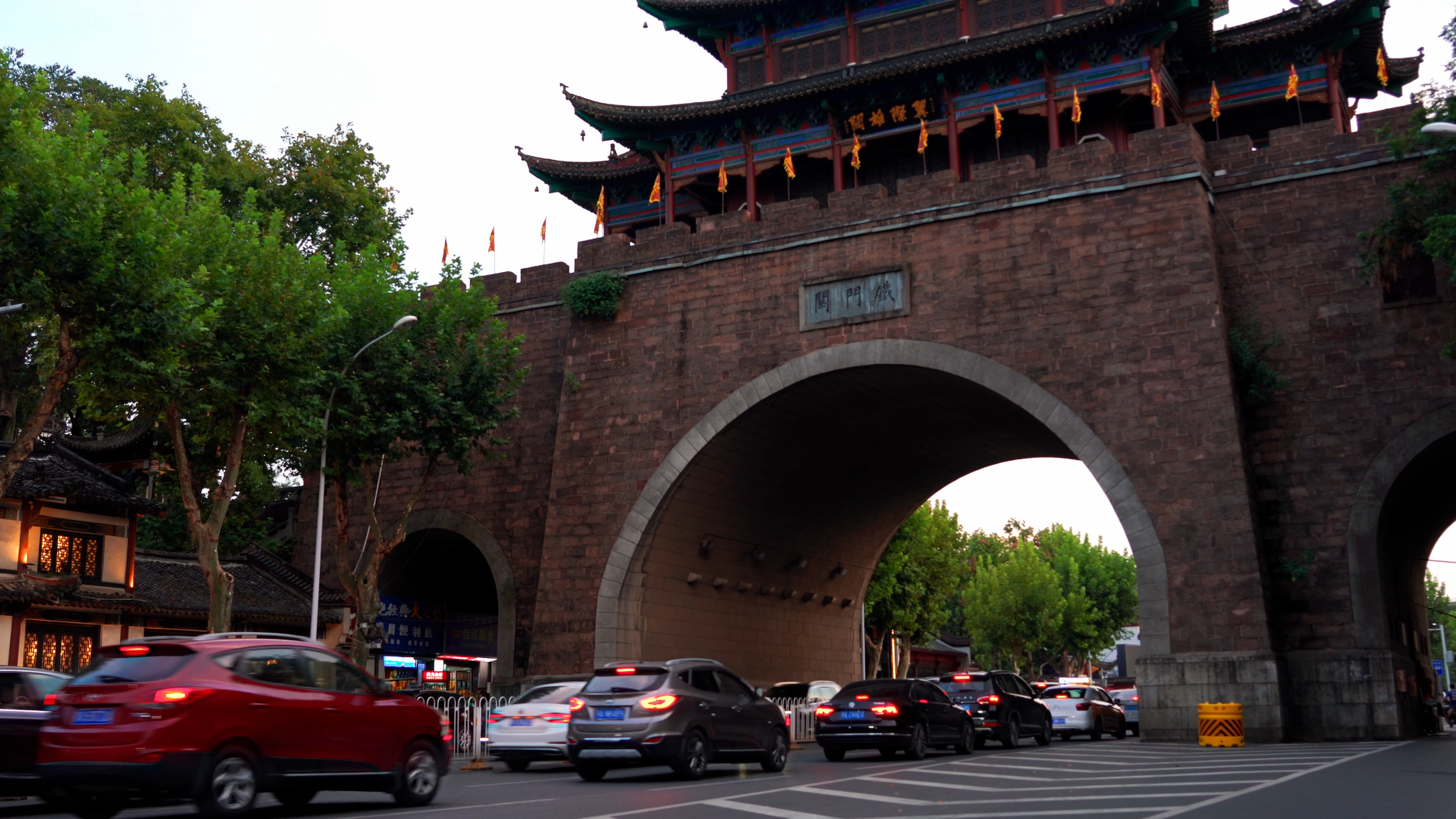 4K武汉城市建筑铁门关延时实拍视频视频的预览图