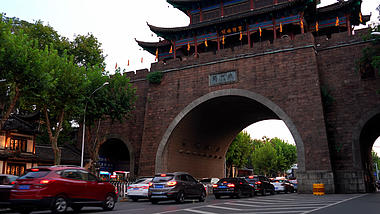 4K武汉城市建筑铁门关延时实拍视频视频的预览图