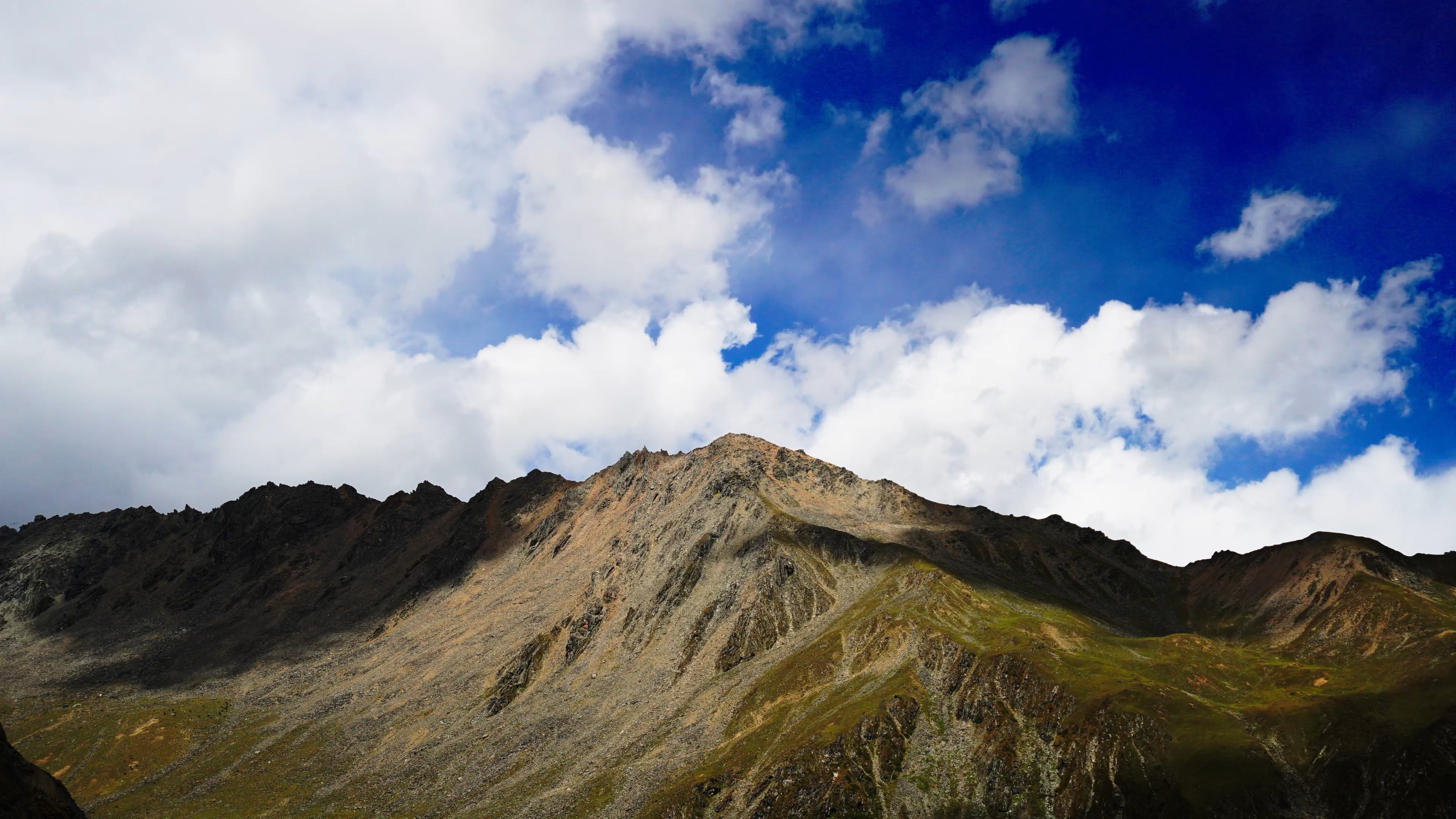 4K实拍蓝天白云山峰层峦叠嶂自然风光视频的预览图