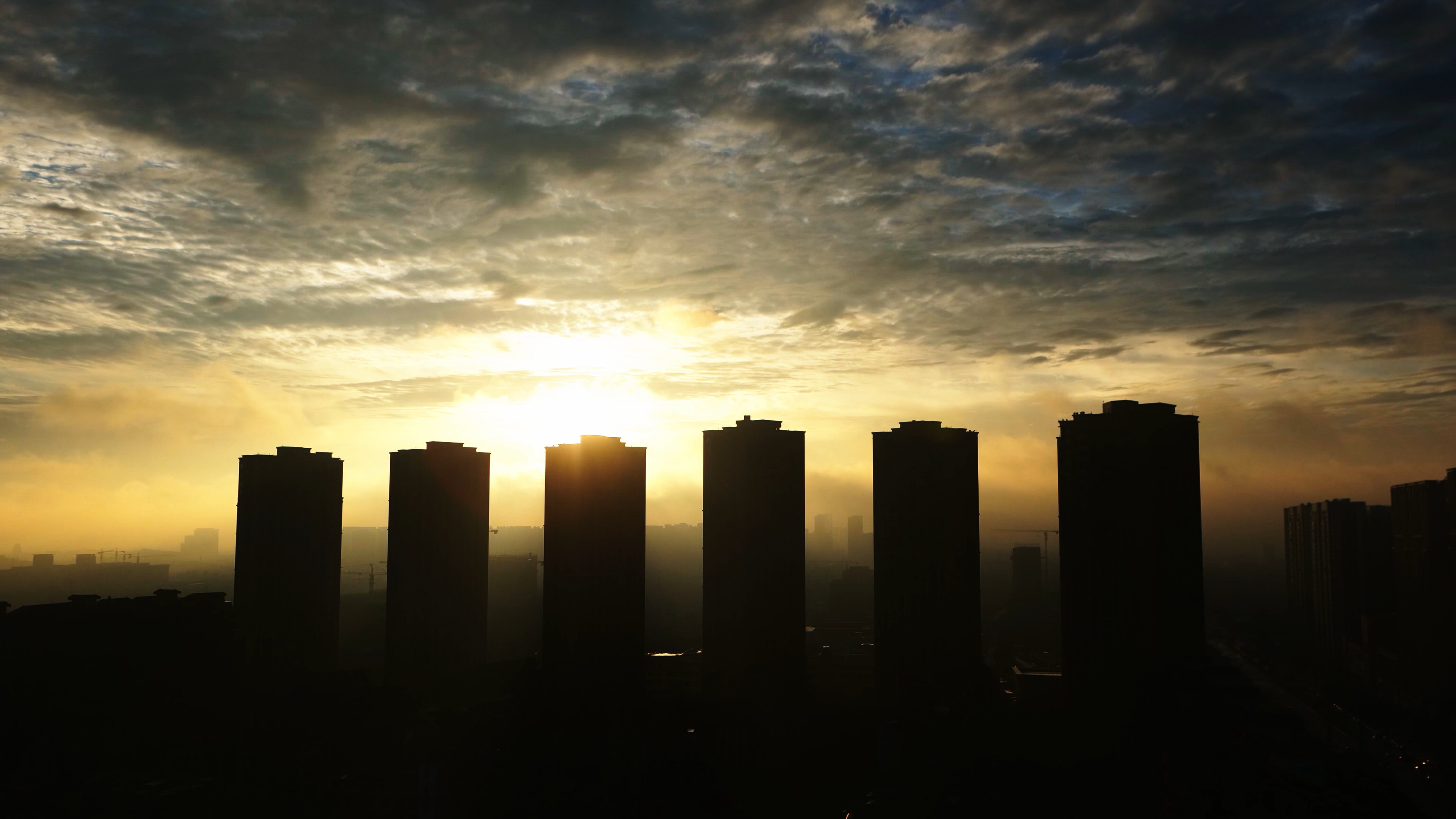 4K实拍夕阳余晖下城市延时自然风光视频的预览图