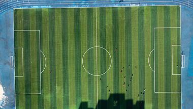 4k航拍足球场上踢足球比赛体育运动视频的预览图