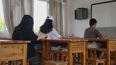 4k多个学生在教室自习学习看书背影视频的预览图