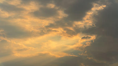 4k实拍夏日阳光透过云海耶稣光视频的预览图