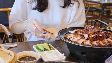 4k北京烤鸭北京著名菜式美食餐饮实拍视频的预览图